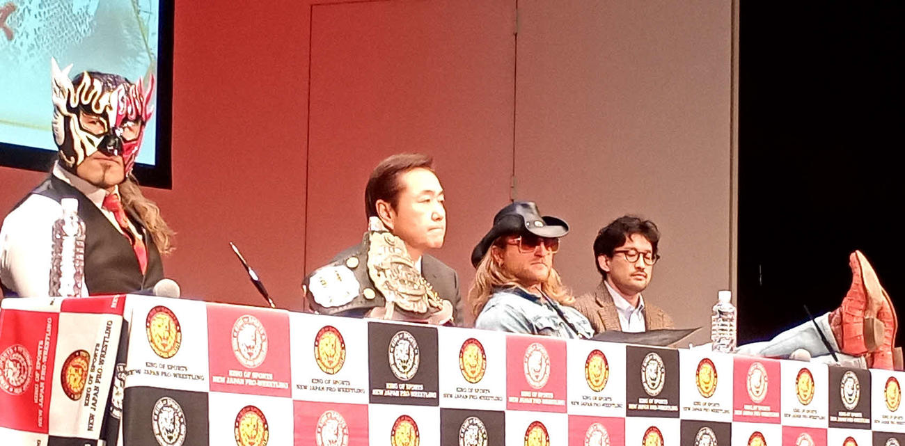 調印式に出席した王者エル・デスペラード（左端）とテーブルの上に足を投げ出す挑戦者クラーク・コナーズ（右から2人目）