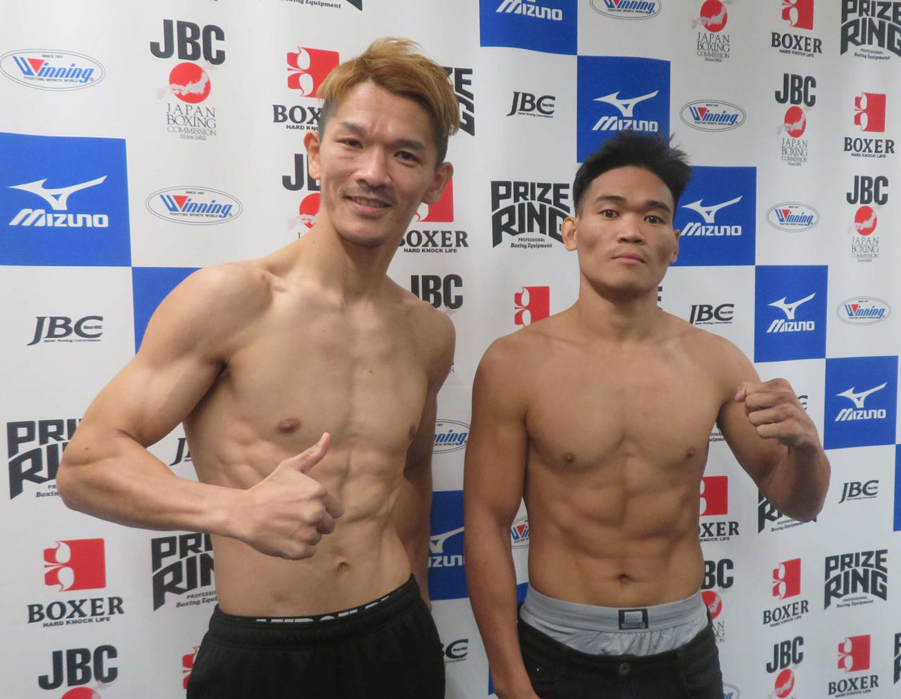 計量パスした元IBF世界スーパーフェザー級王者尾川堅一（左）と対戦相手のメルチョール・ロダ