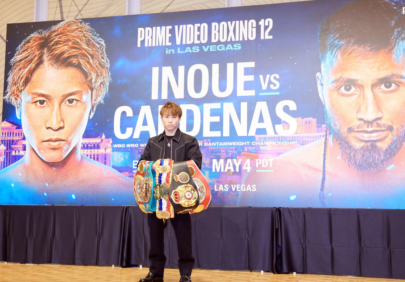 4団体統一世界スーパーバンタム級タイトルマッチ「井上尚弥　in　ラスベガス」の会見で5つのベルトを手に記念撮影する井上（撮影・浅見桂子）