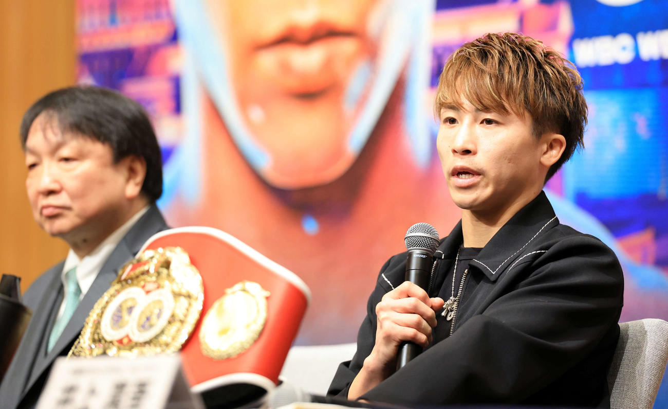 4団体統一世界スーパーバンタム級タイトルマッチ「井上尚弥　in　ラスベガス」の会見で思いを語る井上（右）。左は大橋会長（撮影・浅見桂子）
