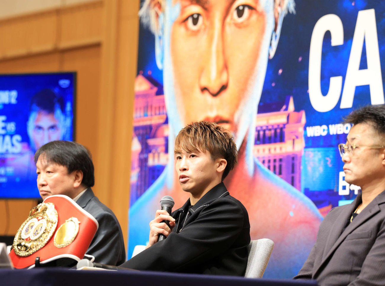 4団体統一世界スーパーバンタム級タイトルマッチ「井上尚弥　in　ラスベガス」の会見で思いを語る井上〔中央）。奥は大橋会長、手前は井上トレーナー（撮影・浅見桂子）