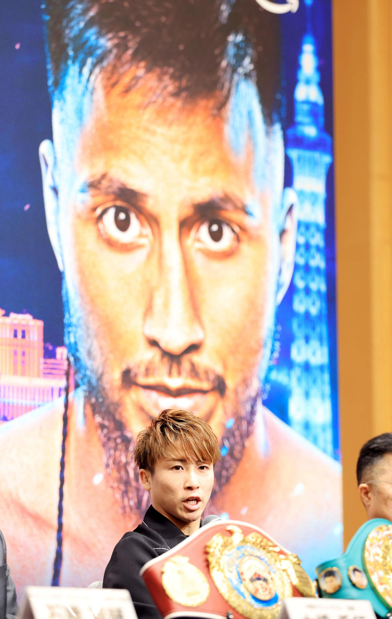 4団体統一世界スーパーバンタム級タイトルマッチ「井上尚弥　in　ラスベガス」の会見で対戦相手のラモン・カルデナスの写真を背に抱負を語る井上（撮影・浅見桂子）