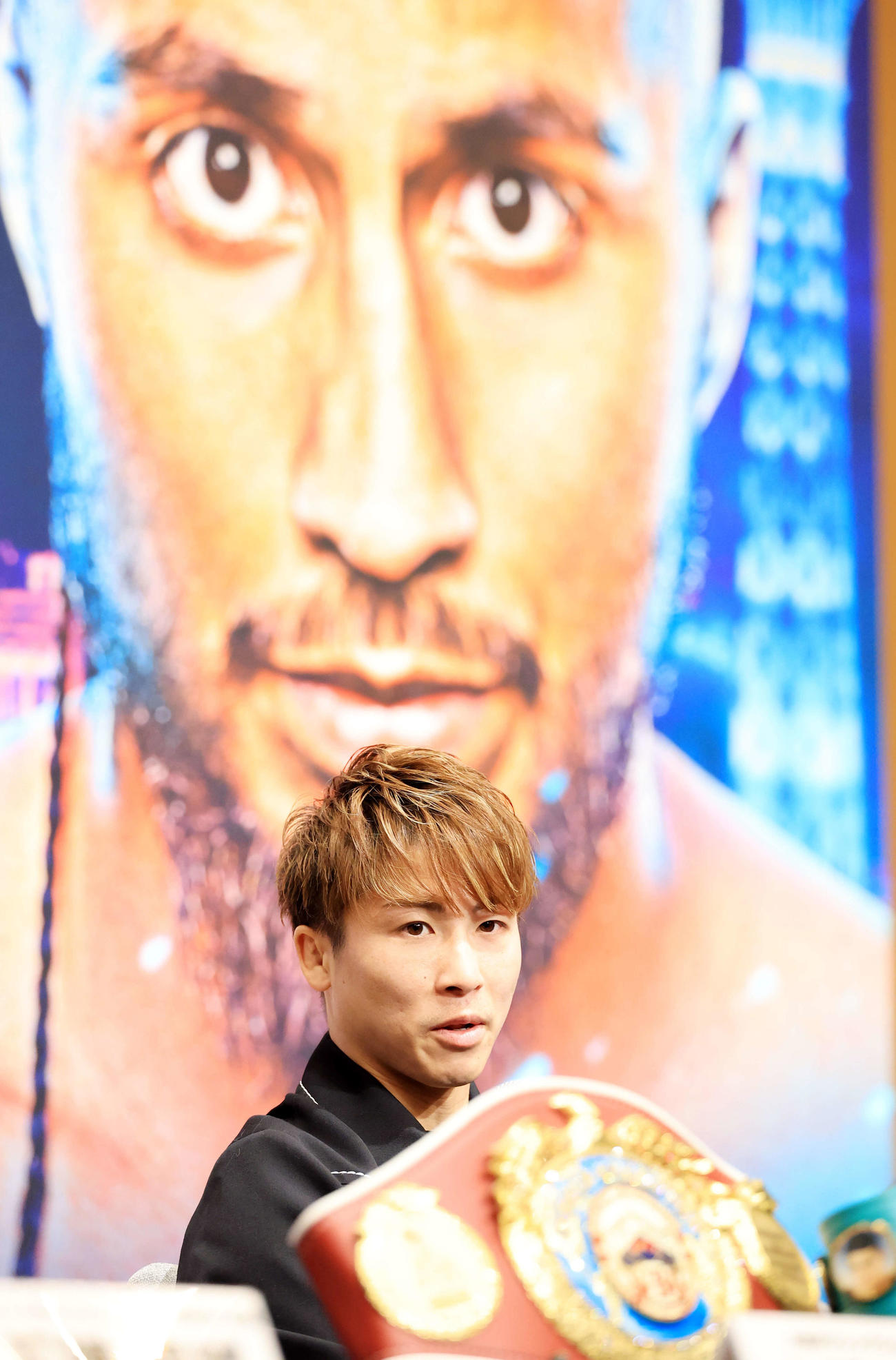 4団体統一世界スーパーバンタム級タイトルマッチ「井上尚弥　in　ラスベガス」の会見で対戦相手のカルデナスの写真を背に抱負を語る井上（撮影・浅見桂子）