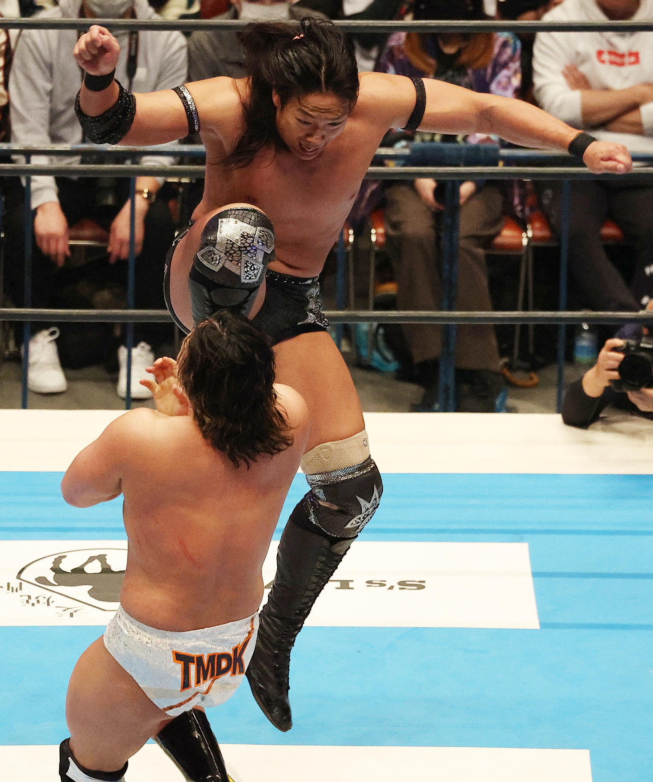 大岩（下）にジャンピングニーキックを浴びせる竹下（撮影・中島郁夫）