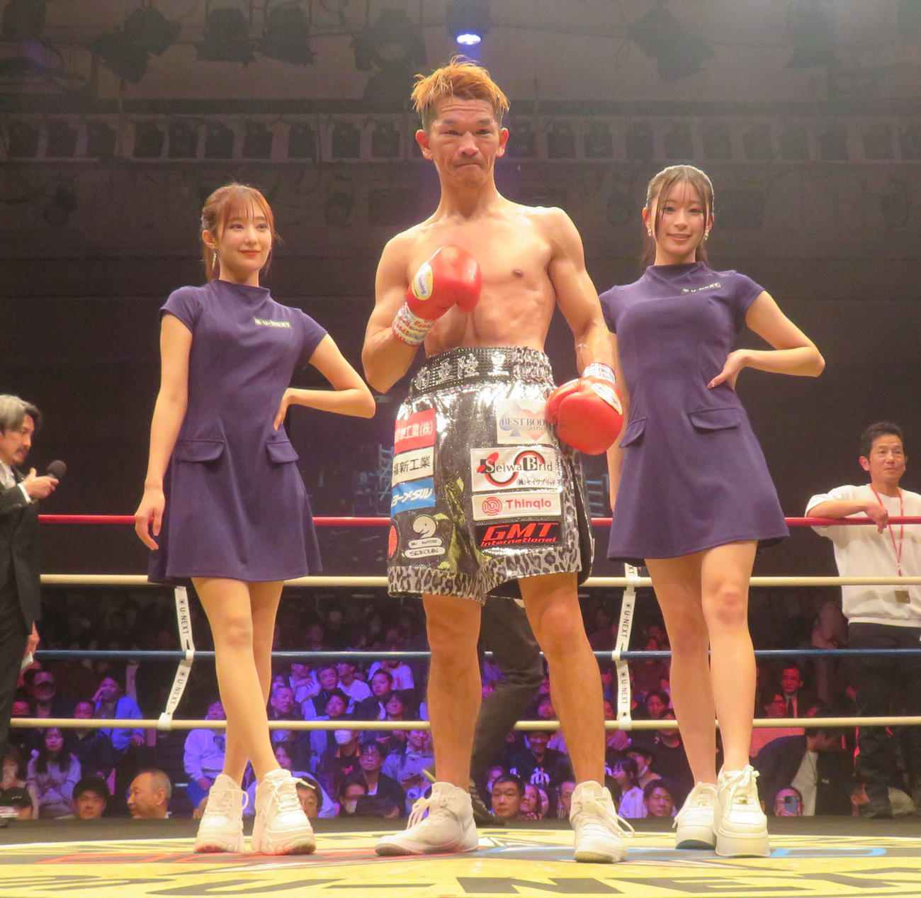 5回終了TKO勝利を挙げた元IBF世界スーパーフェザー級王者尾川堅一（中央）