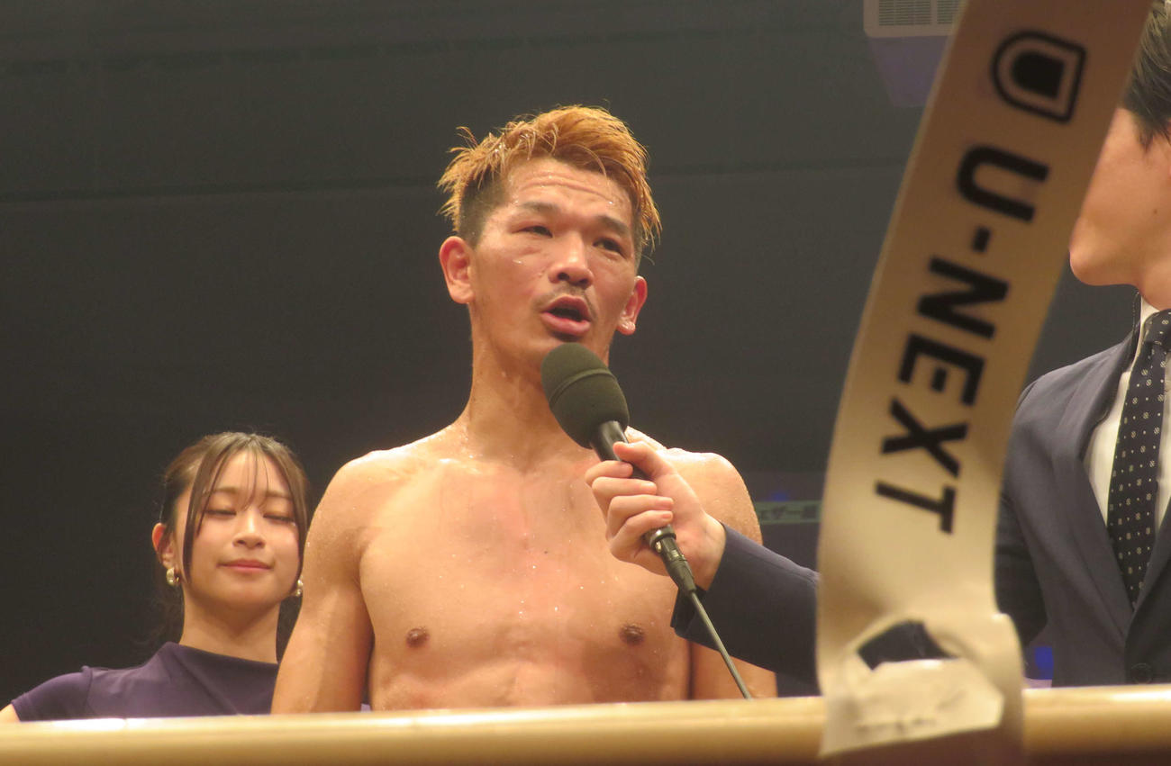 勝利者インタビューを受ける元IBF世界スーパーフェザー級王者尾川堅一