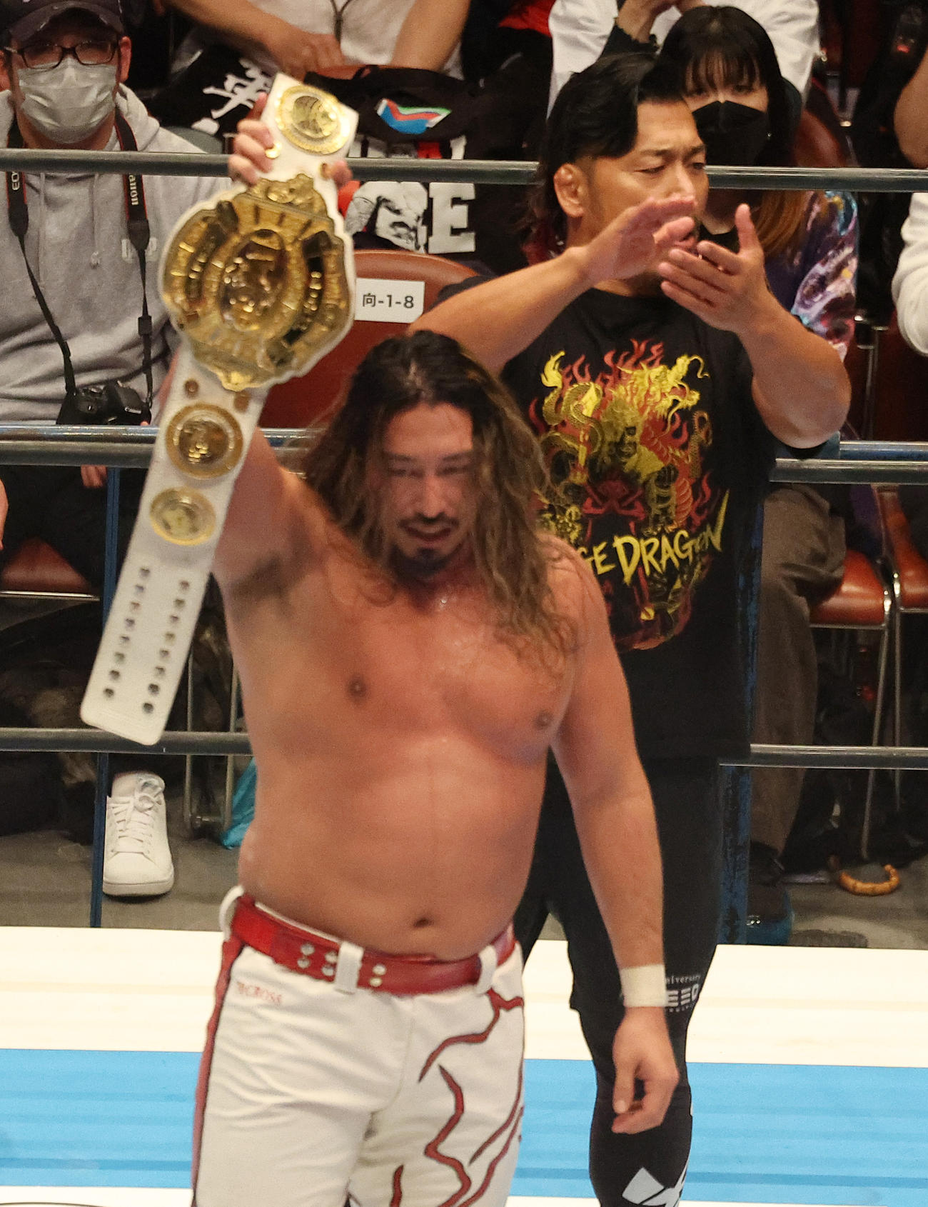 IWGP GLOBALヘビー級タイトル防衛に成功した辻。右は鷹木（撮影・中島郁夫）