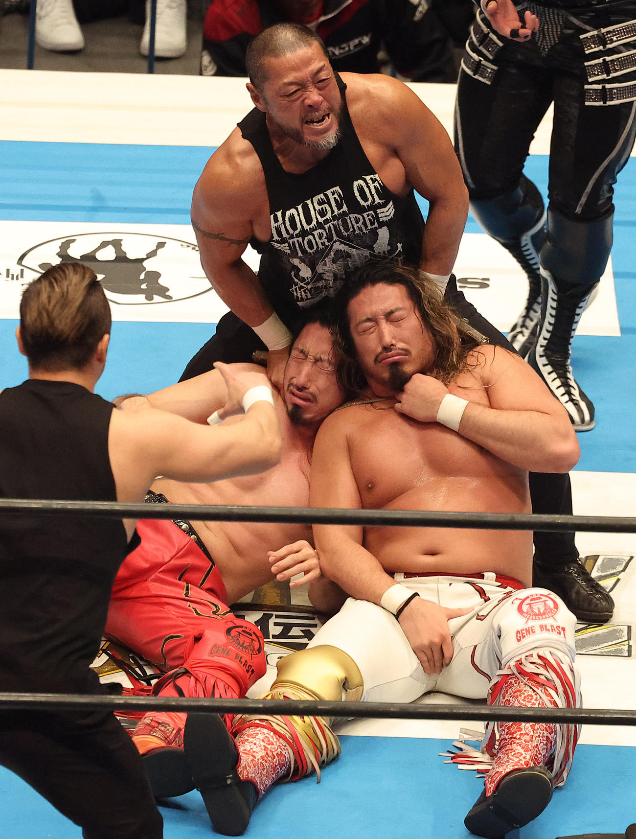 双子の兄の辻将太（左）と辻陽太（右）を絞め上げる東郷（撮影・中島郁夫）