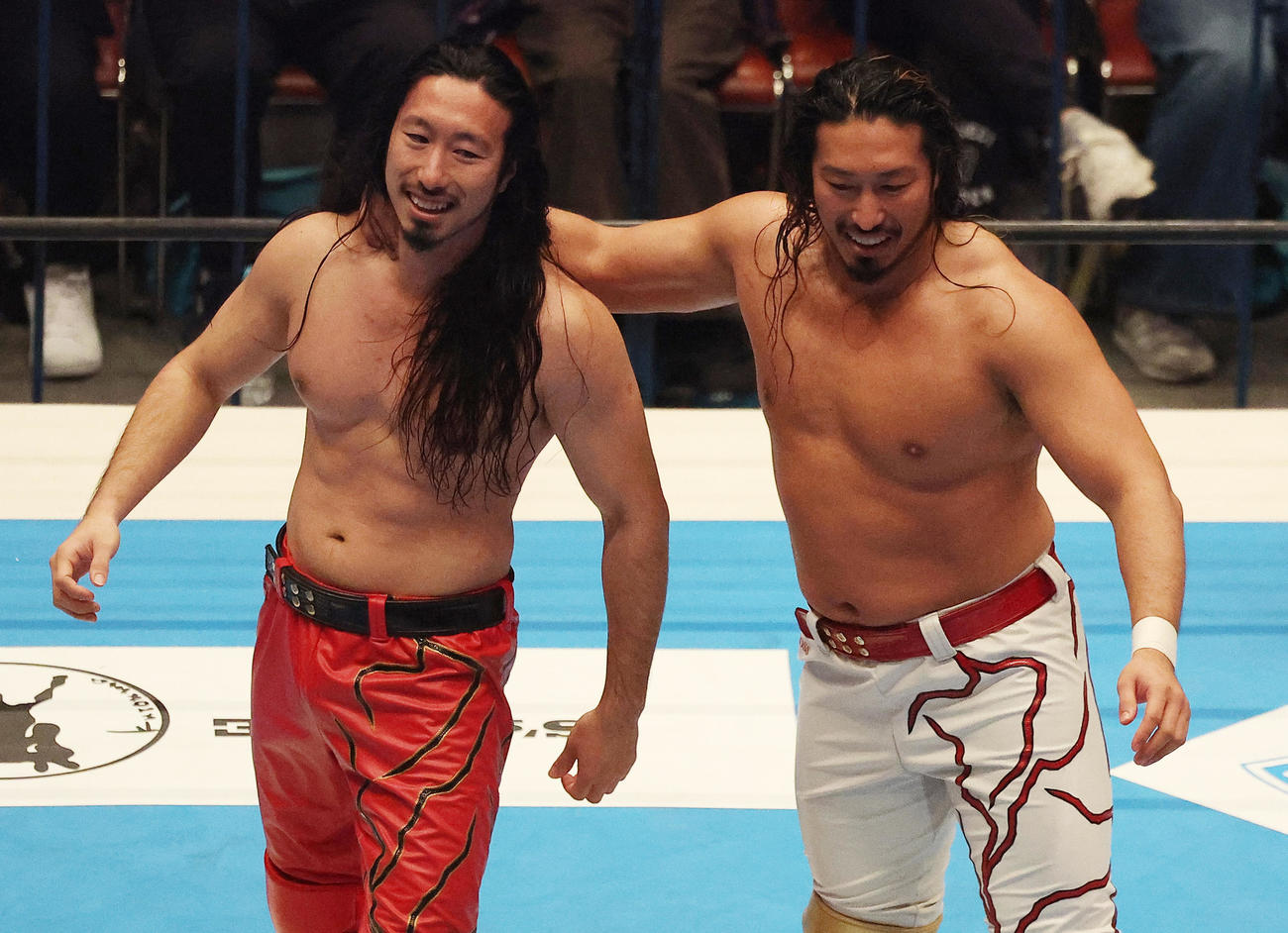 影武者として入場した双子の兄の辻将太（左）と辻陽太（撮影・中島郁夫）