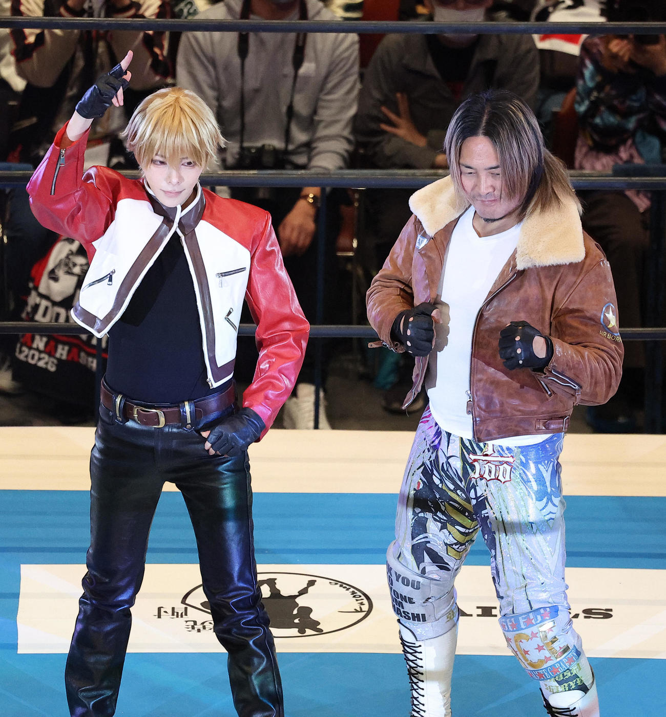 テリー・ボガードの姿で入場する棚橋（右）と桃戸もも（撮影・中島郁夫）