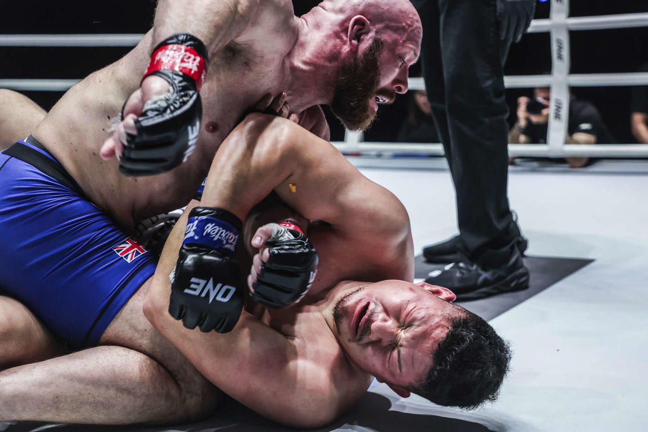 エリオットにパウンドを落とされる竹内龍吾（C）ONE Championship