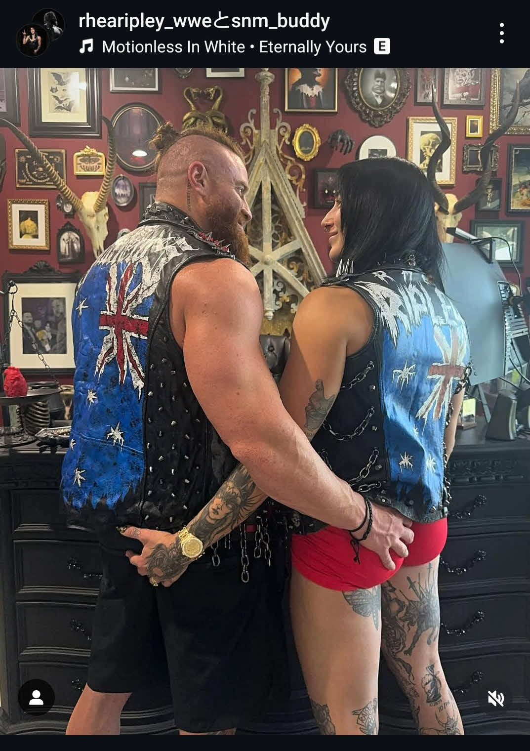 夫のバディ・マシューズ（左）とお尻をつかみ合う前WWE女子世界王者リア・リプリー（リプリー公式インスタグラムから）