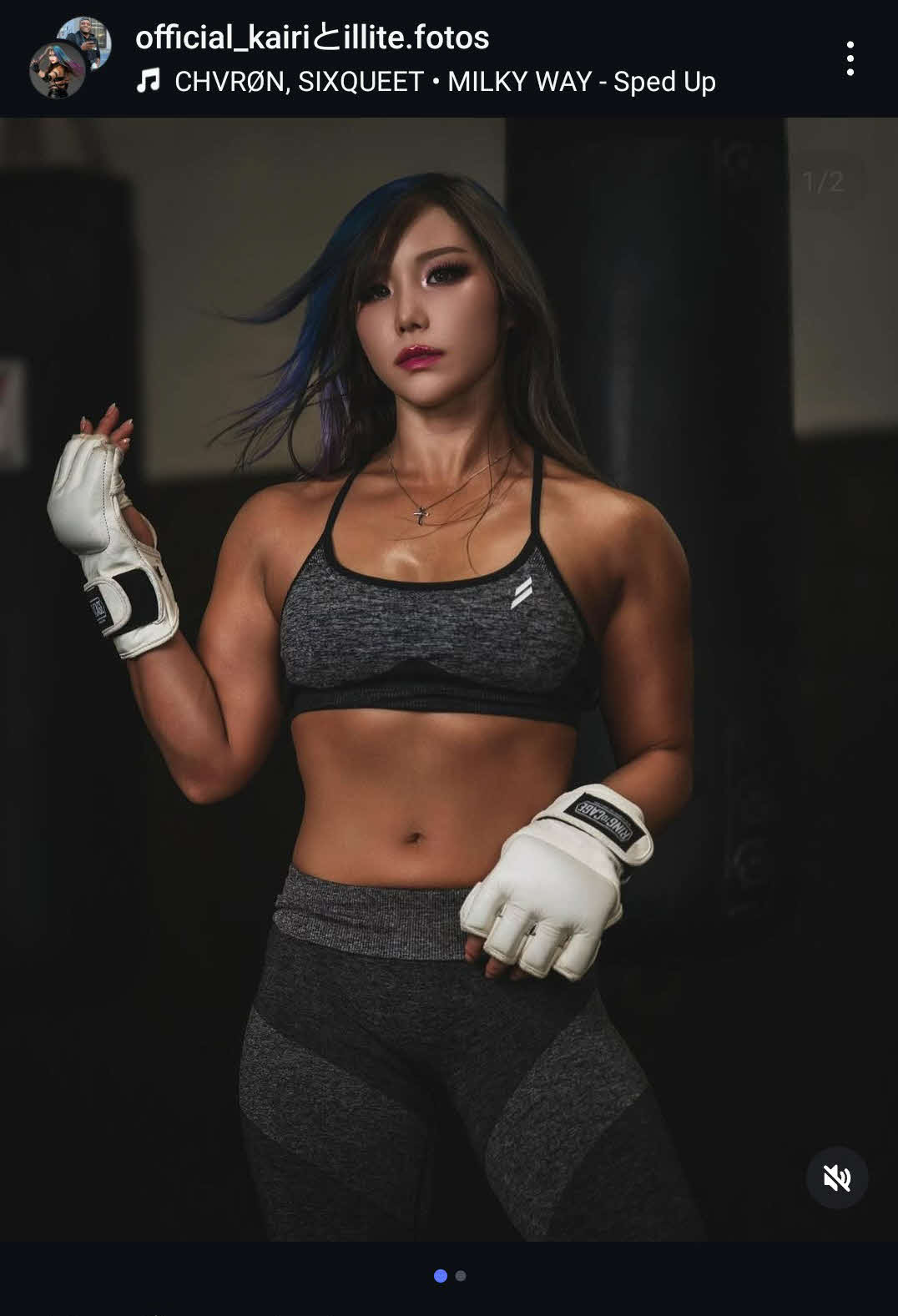 スポーツブラ姿でオープンフィンガグローブを装着するWWEカイリ・セイン（セイン公式インスタグラムから）
