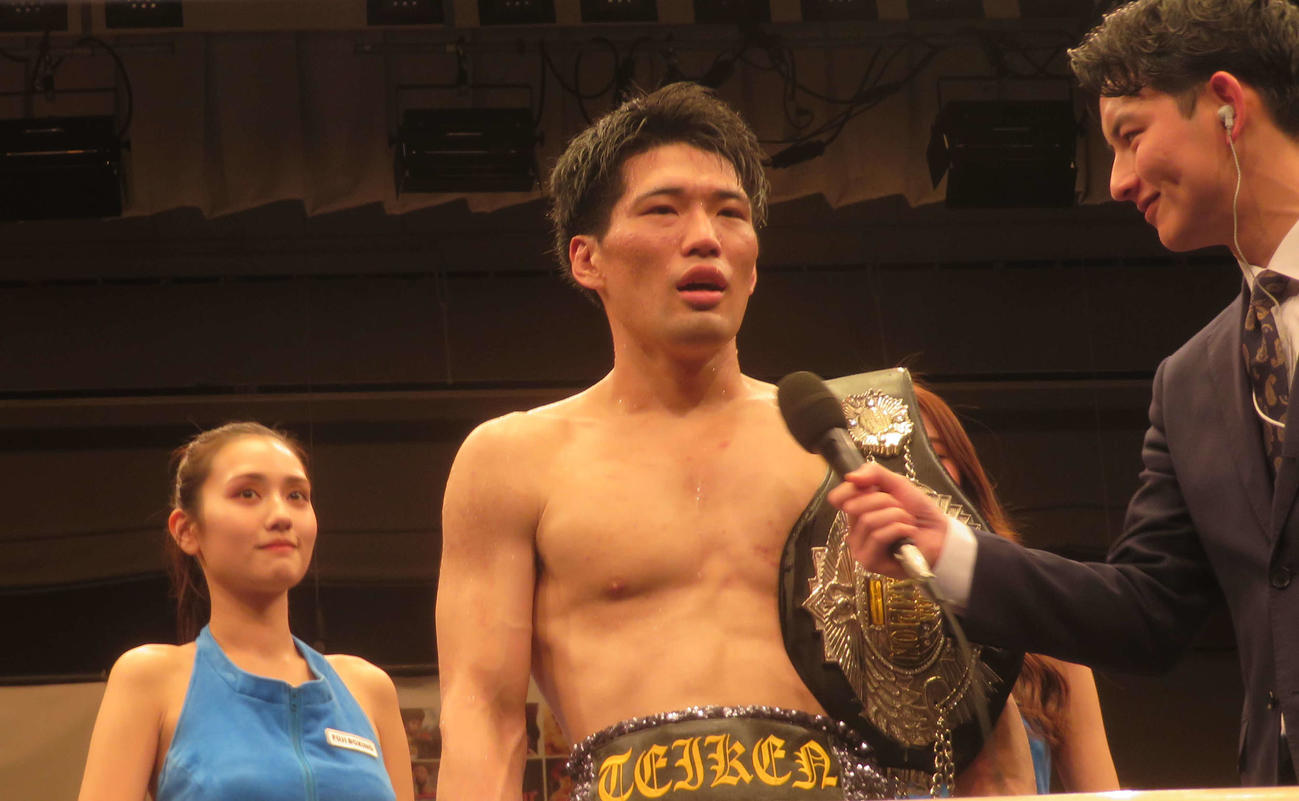 勝利者インタビューを受ける日本スーパーウエルター級新王者豊嶋亮太（中央）