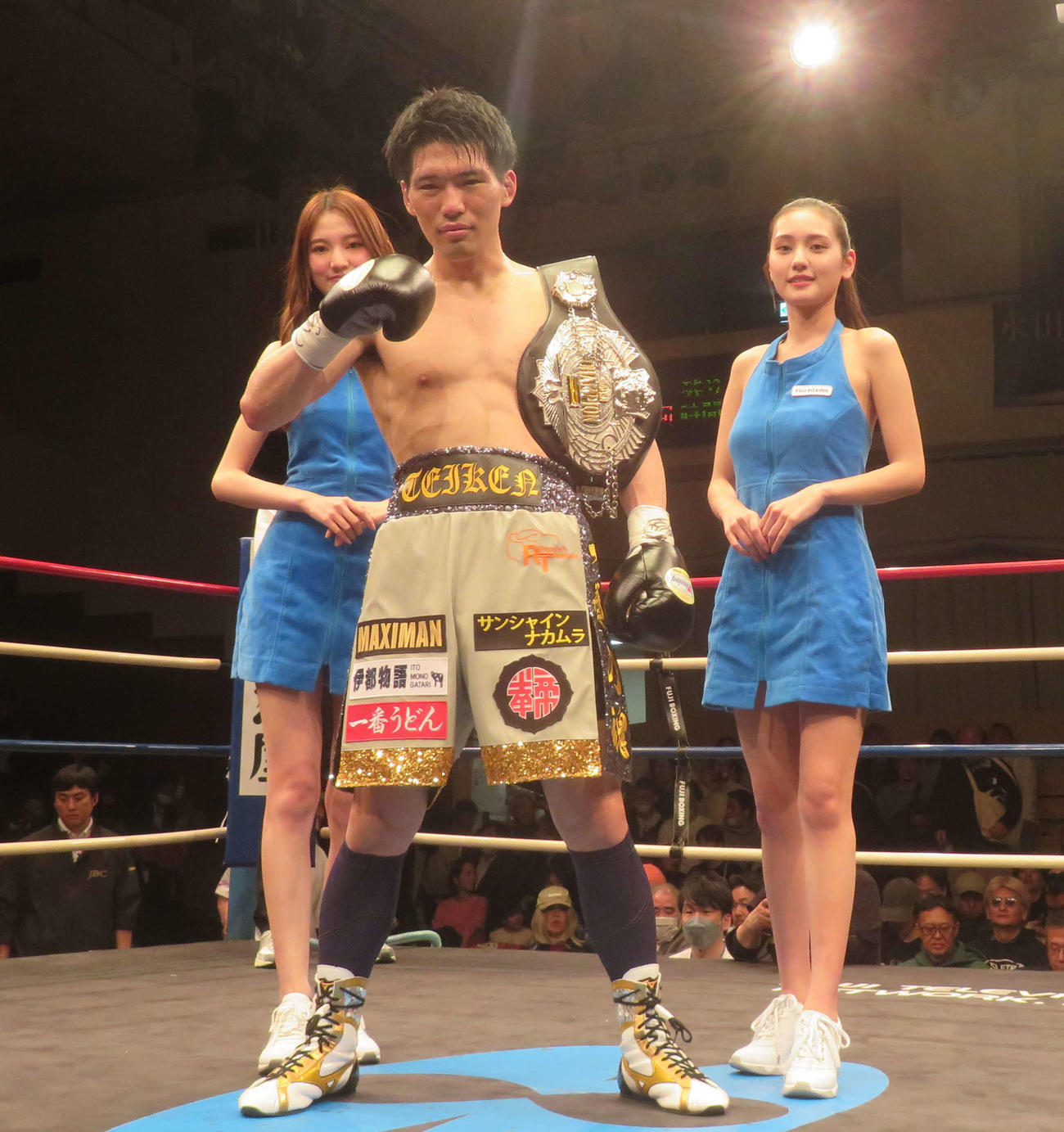 日本スーパーウエルター級王座を獲得し、2階級制覇を成し遂げた豊嶋亮太（中央）