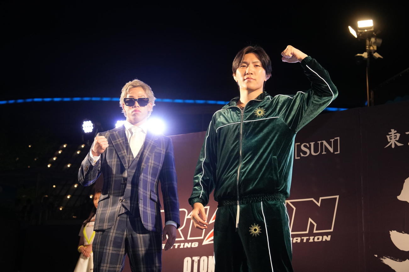 RIZIN男祭りで対戦が発表されフォトセッションに臨む神龍（左）と伊藤（撮影・小沢裕）