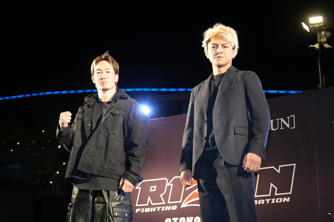 RIZIN男祭りで対戦が決まりフォトセッションに臨む朝倉（左）と鈴木（撮影・小沢裕）