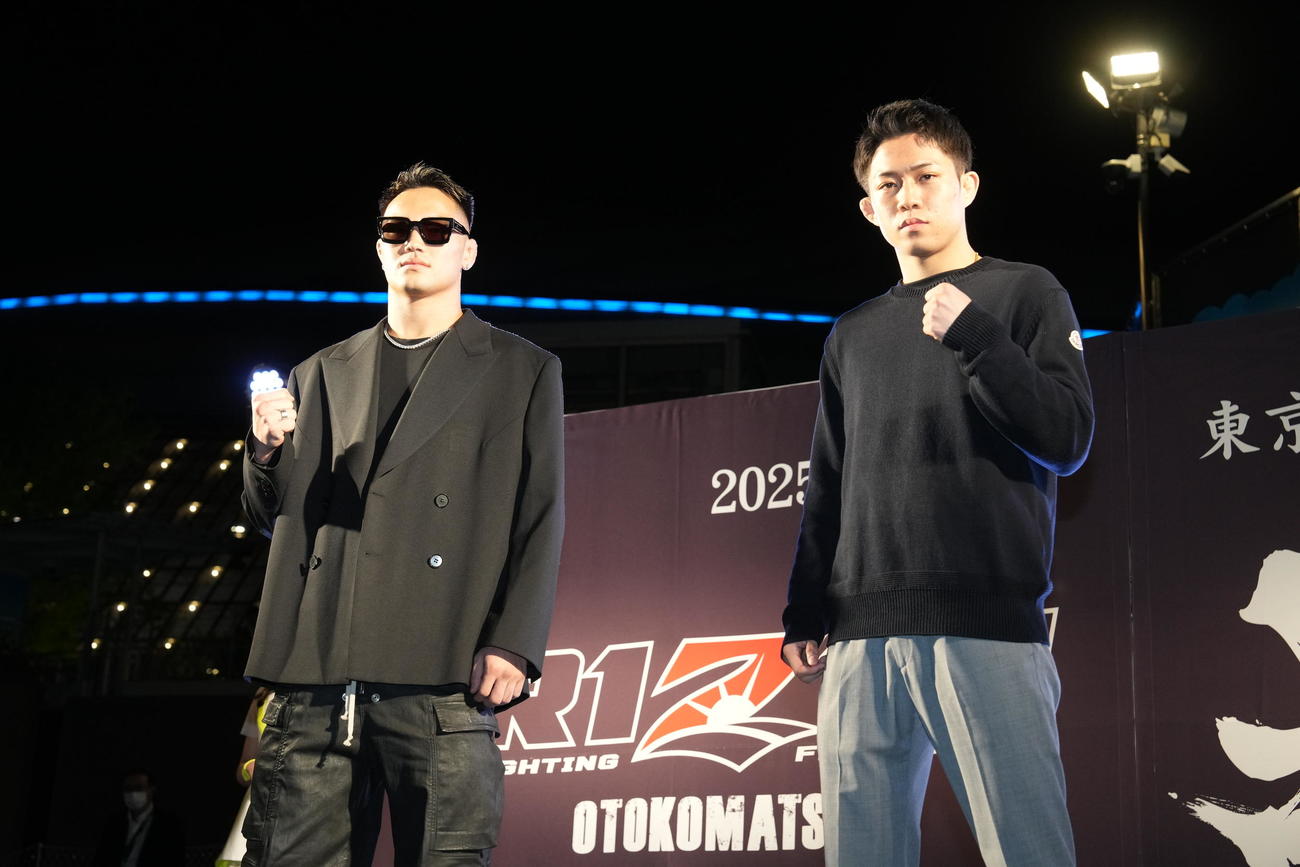 RIZIN男祭りで対戦が発表されフォトセッションに臨む高木（左）と秋元＝2025年4月9日