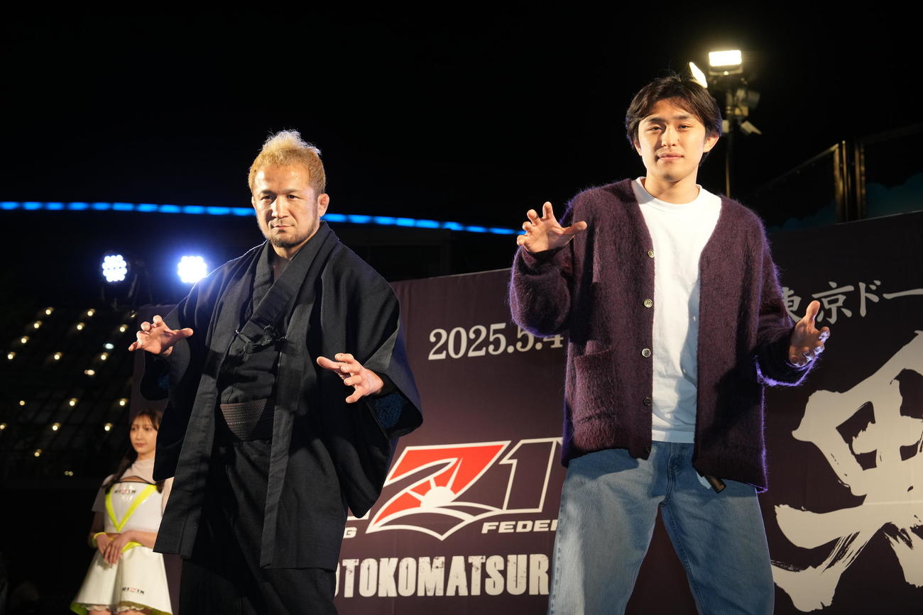 RIZIN男祭りで対戦が発表されフォトセッションに臨む中村（左）と桜庭＝2025年4月9日