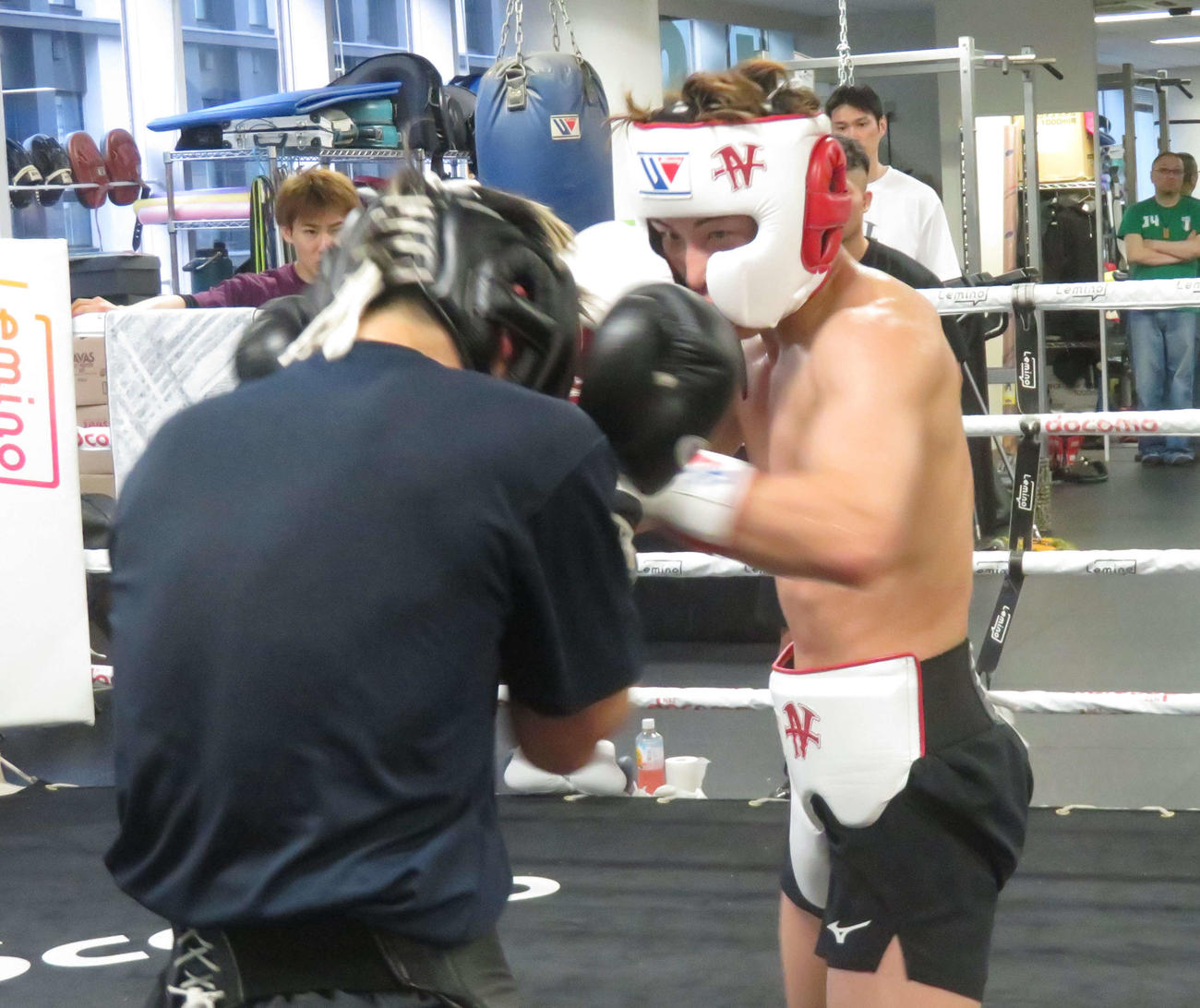 2階級上の日本スーパーフェザー級2位砂川隆祐（左）を攻め込む井上尚弥