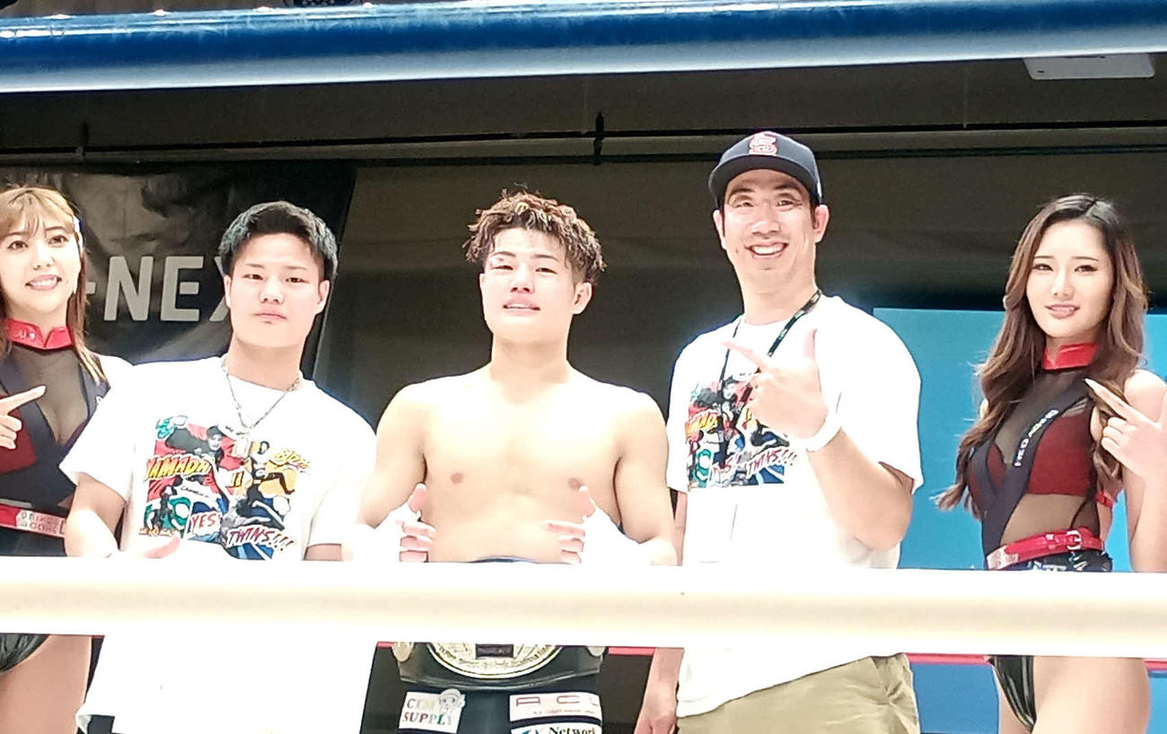 初防衛を果たした山田彪太朗（中央）と双子の弟虎矢太（左から2人目）