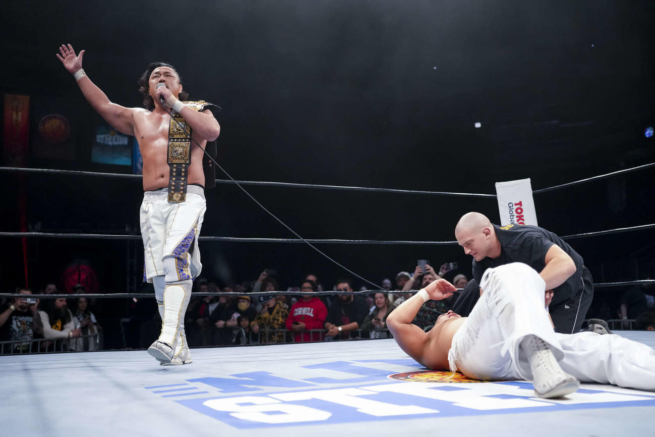 海野翔太（右）に勝利後、マイクパフォーマンスするIWGP世界ヘビー級王者後藤洋央紀（C）新日本プロレス