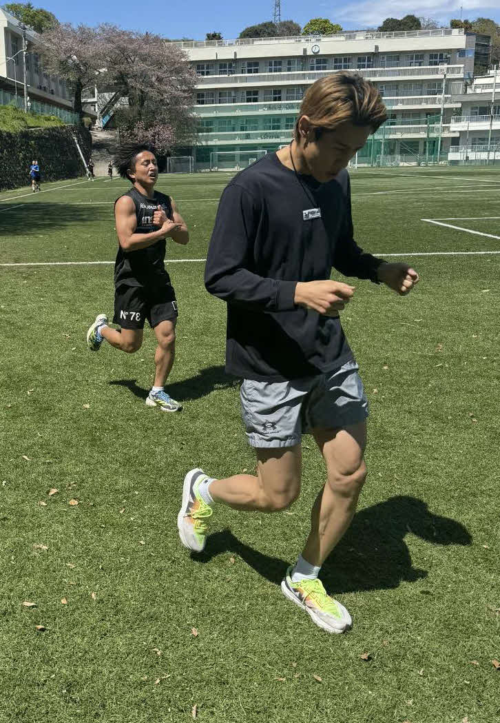 小田原合宿でランニングするIBF世界スーパーフェザー級3位力石政法（右）（大橋ジム提供）