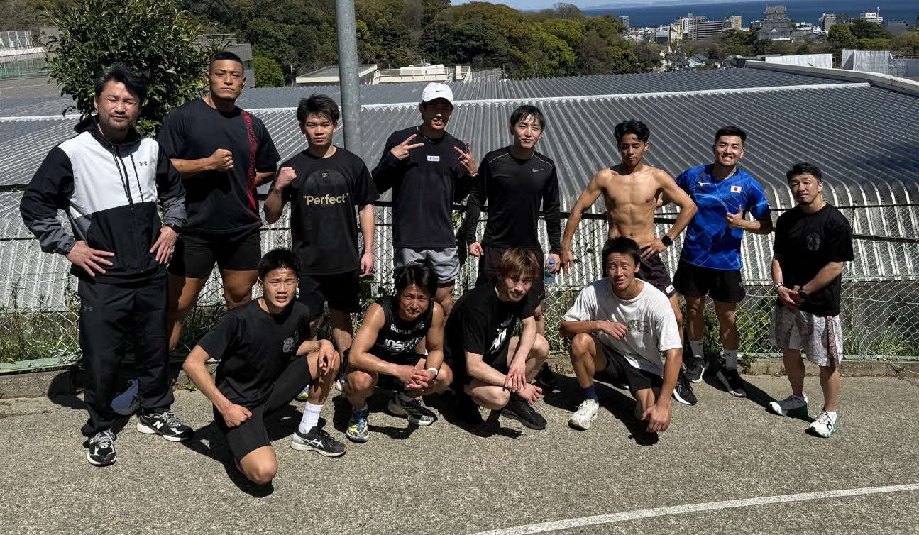 小田原合宿を開始した武居由樹（後列左から5人目）、力石政法（同4人目）ら大橋ジム勢のメンバー（大橋ジム提供）