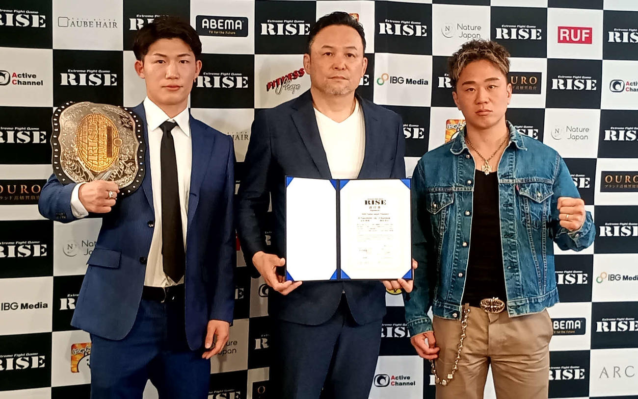 5月31日の「RISE188」で激突するフェザー級王者安本晴翔（左）と挑戦者國枝悠太（中央はRISE伊藤隆代表）