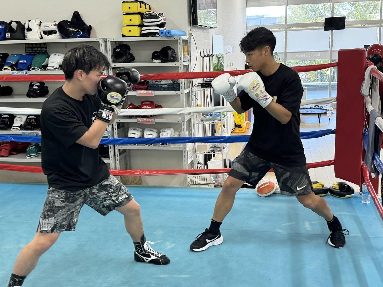 小田原合宿でジムワークに臨むWBO世界バンタム級王者武居由樹（右）（大橋ジム提供）
