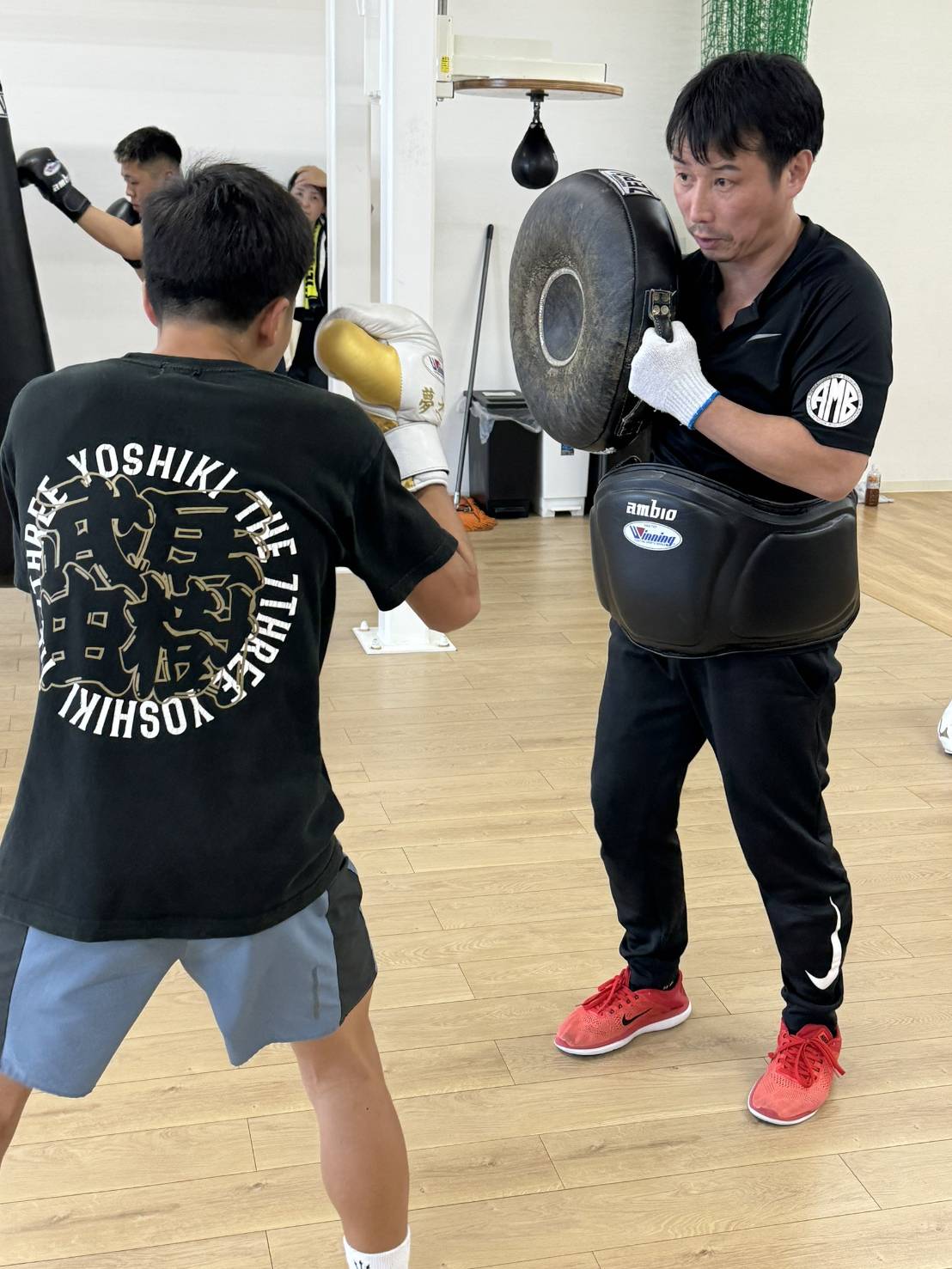 大橋ジム勢の小田原合宿で練習会場を提供したアンビオボクシングジムの松田直樹会長（右）（大橋ジム提供）