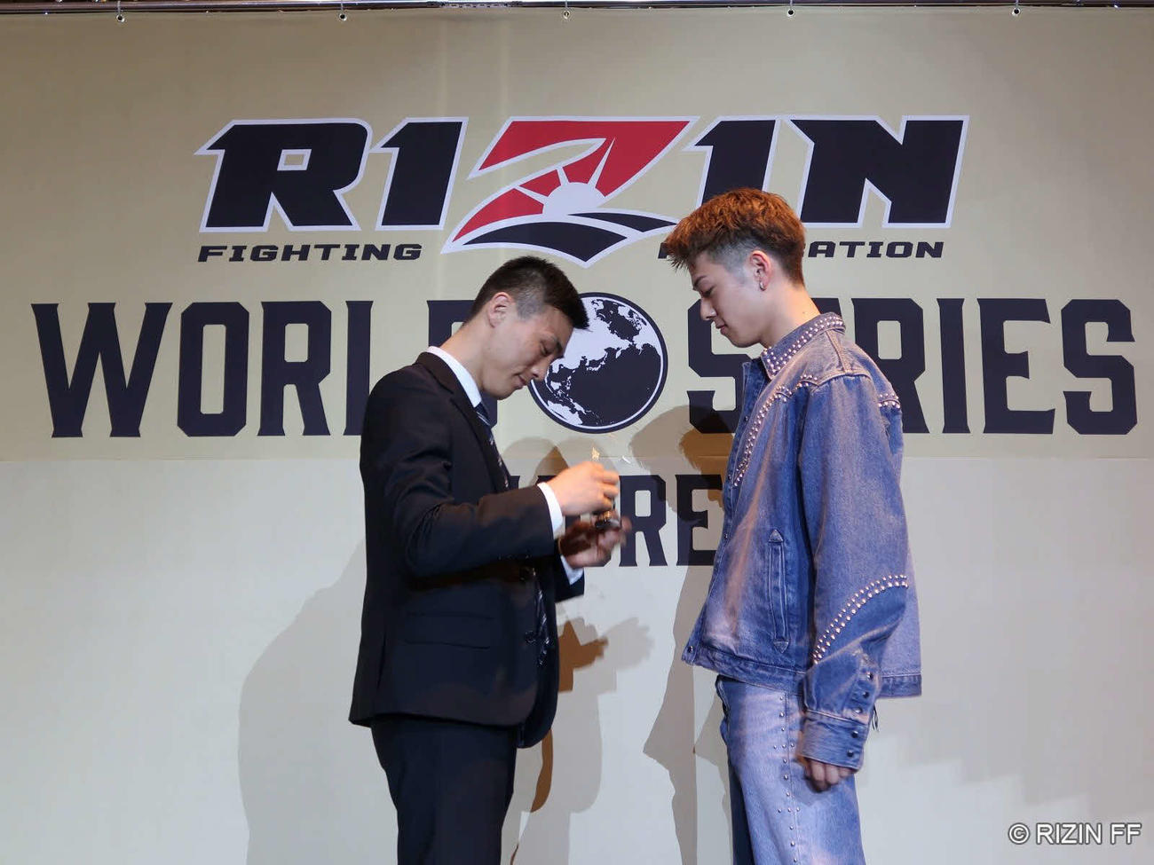 対戦相手にサングラスを奪われてしまった三浦孝太（右）（C）RIZIN FF
