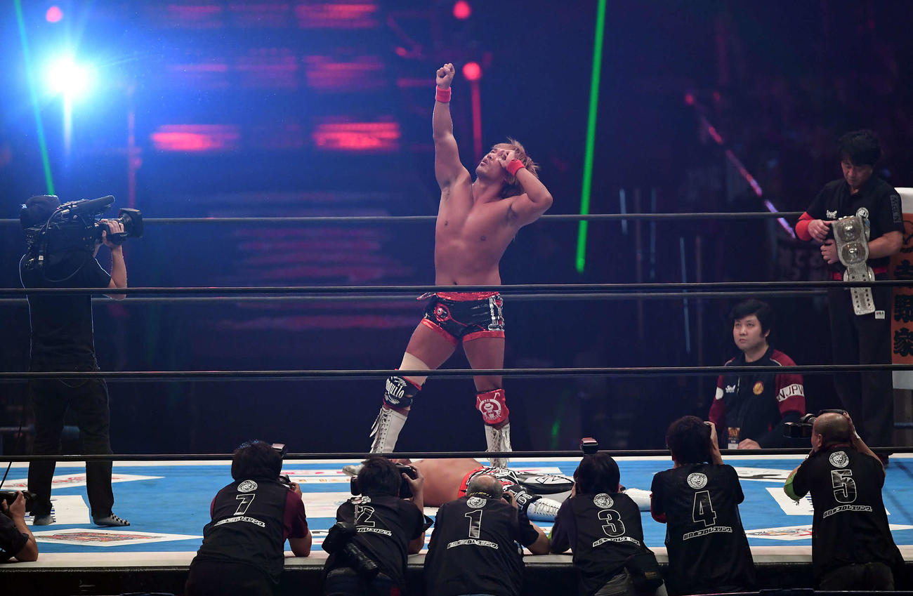 2017年1月4日、新日本プロレス東京ドーム大会　WRESTLE KINGDOM11　第9試合　IWGPインターコンチネンタル選手権　内藤哲也対棚橋弘至　内藤哲也（中央）は棚橋弘至を下してポーズを決める決める内藤