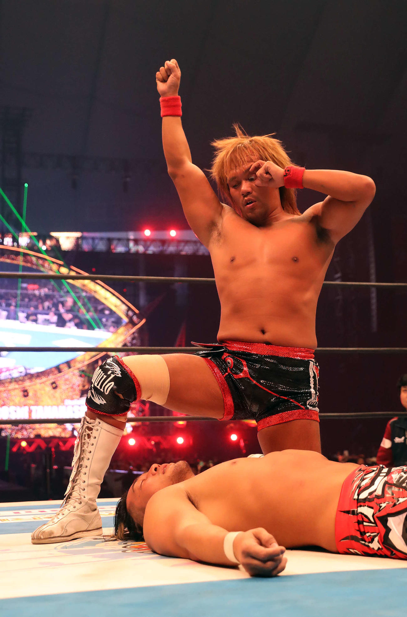 17年1月、新日本プロレス東京ドーム大会で、内藤哲也（上）は棚橋弘至をマットに沈め、決めポーズを見せる