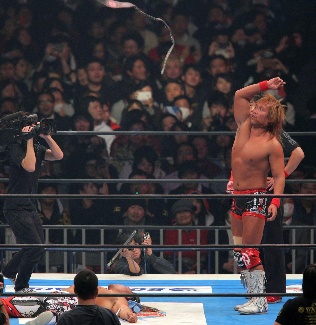 17年1月、内藤（右）は横たわる棚橋の横でIWGPインターコンチネンタル王者のベルトを投げ捨てる