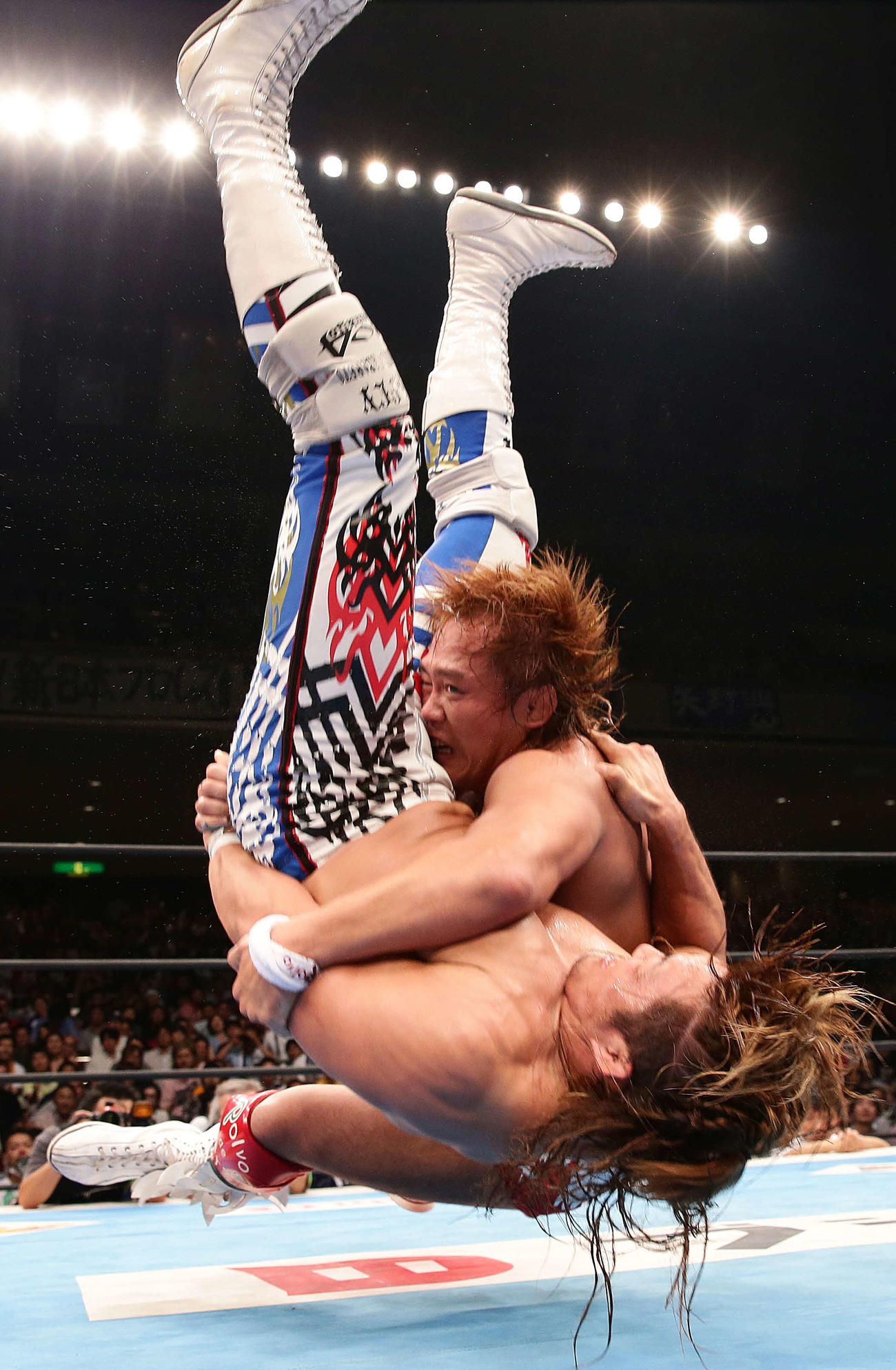 13年8月、新日本プロレス「G1クライマックス」　内藤哲也対棚橋弘至　G1クライマックス優勝決定戦で棚橋弘至（下）にグロリアを決める内藤哲也