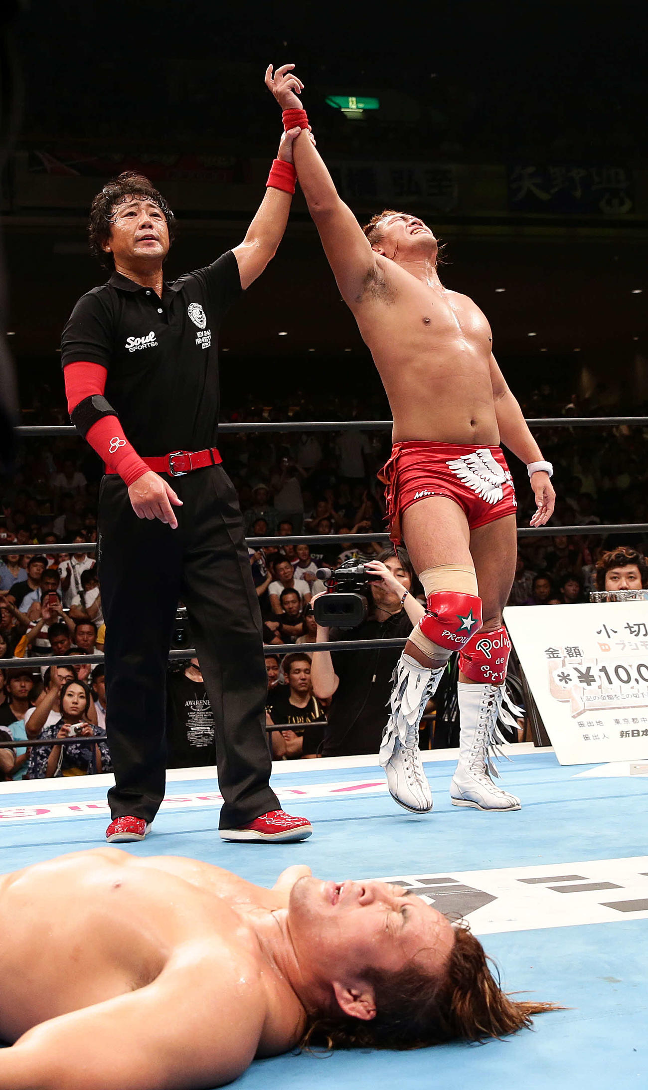 13年8月、新日本プロレス「G1クライマックス」　内藤哲也対棚橋弘至　棚橋弘至（手前）を破りG1クライマックス初優勝し勝ち名乗りを受ける内藤哲也（右）