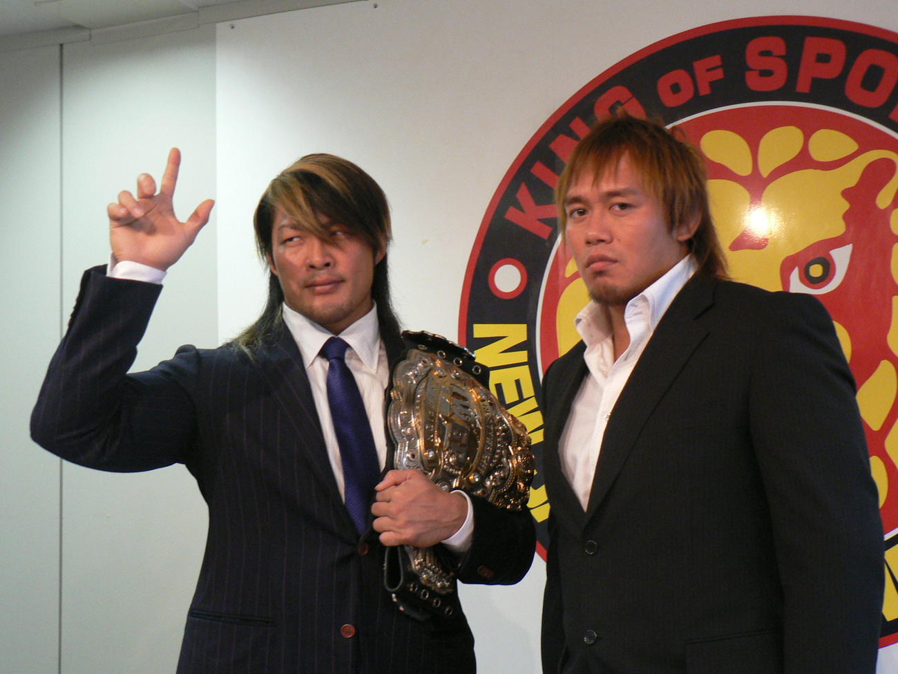 11年9月、IWGPヘビー級戦調印式　IWGPヘビー級王者棚橋弘至（左）と挑戦者の内藤哲也