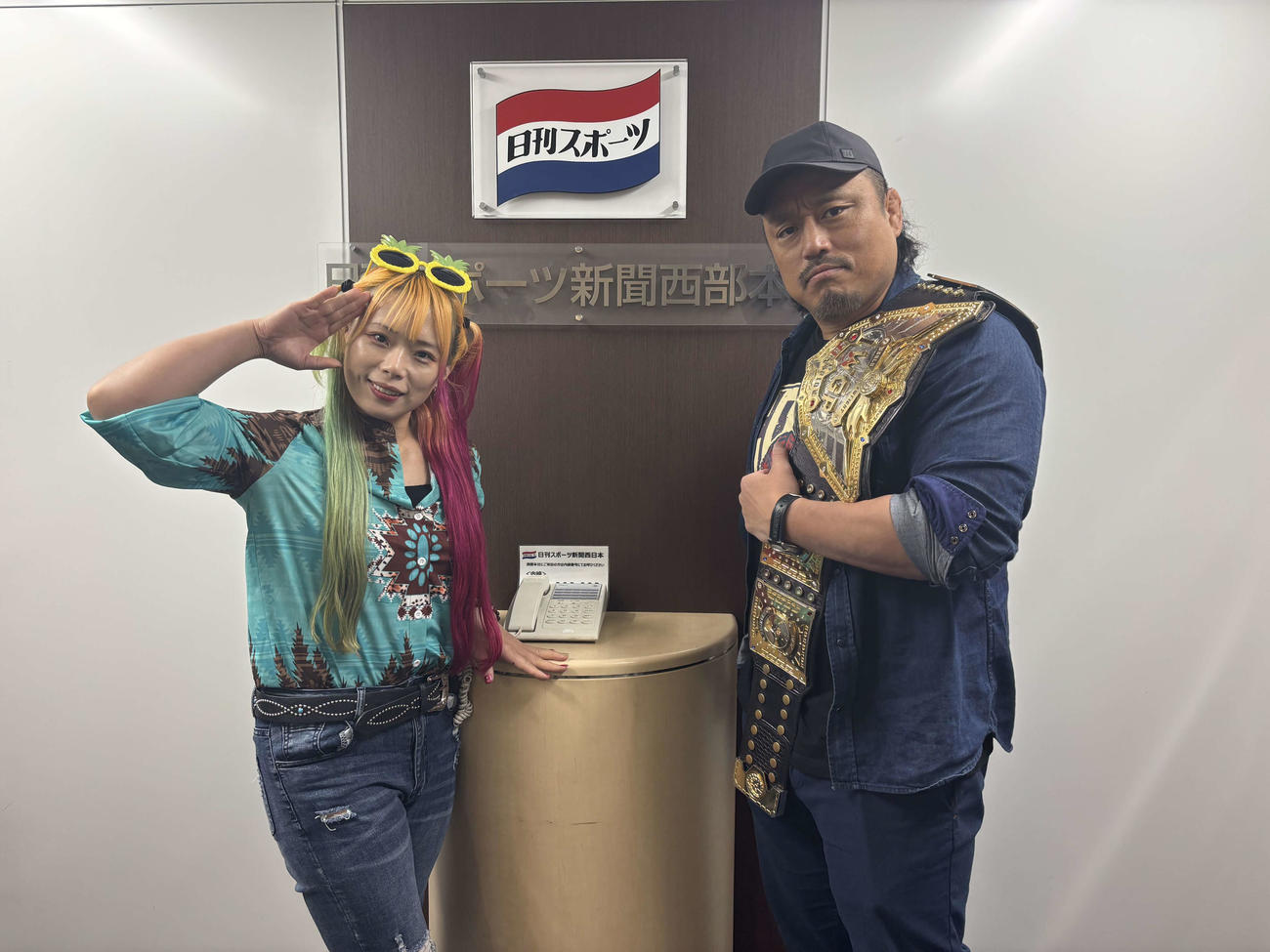 日刊スポーツ西部本社に来社した新日本プロレス後藤洋央紀とスターダム水森由菜（左）