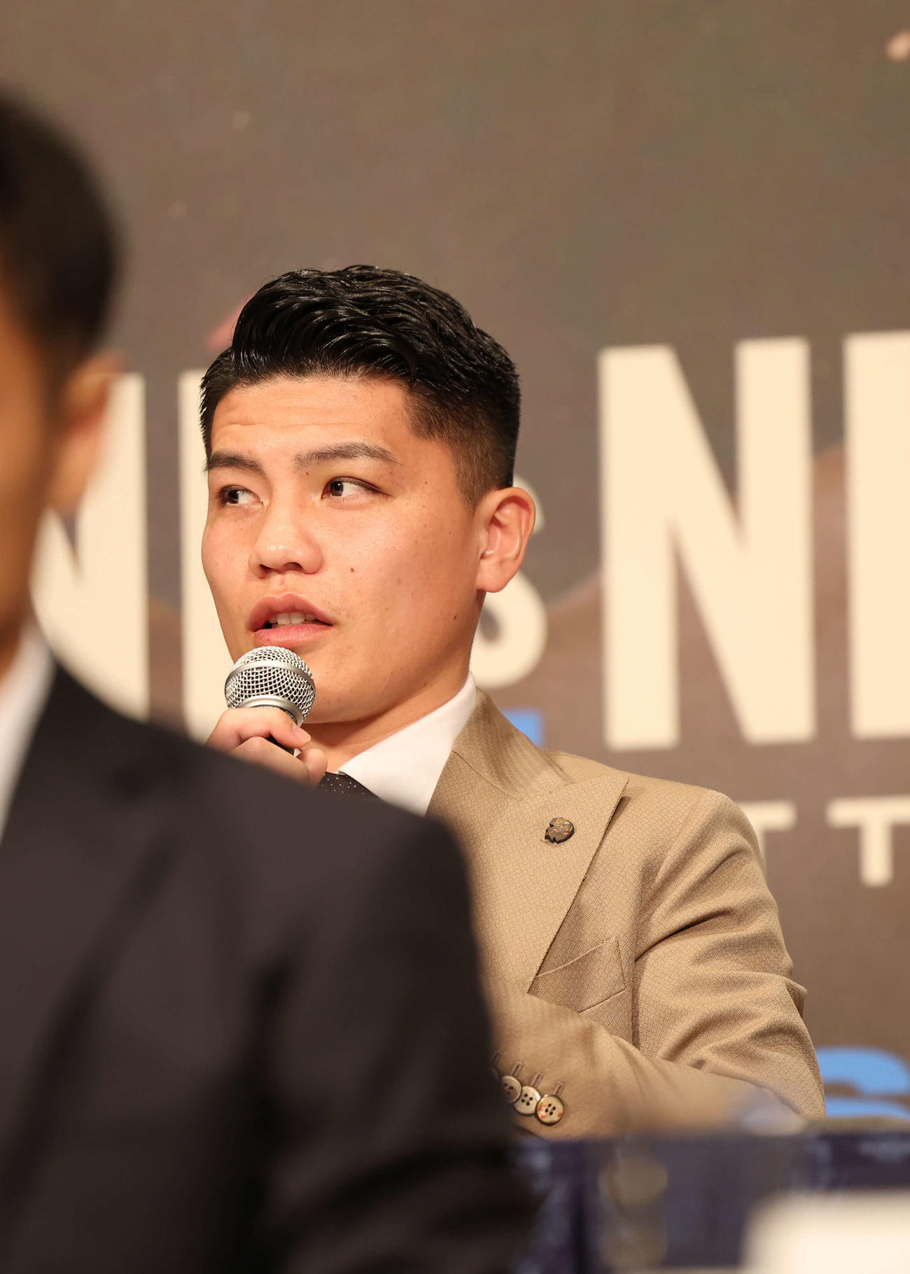 記者会見であいさつをするバンタム級坪井選手（撮影・増田悦実）