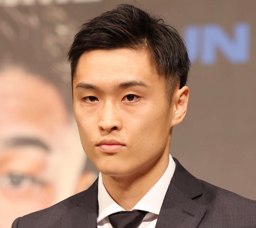 記者会見で紹介を受ける、バンタム級IBF王者西田選手（撮影・増田悦実）