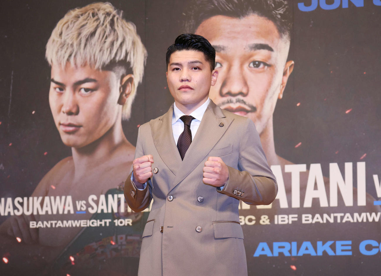 記者会見のフォトセッションでガッツポーズをするバンタム級坪井選手（撮影・増田悦実）