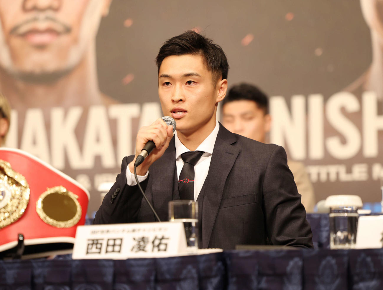 記者会見であいさつをする、バンタム級IBF王者西田選手（撮影・増田悦実）