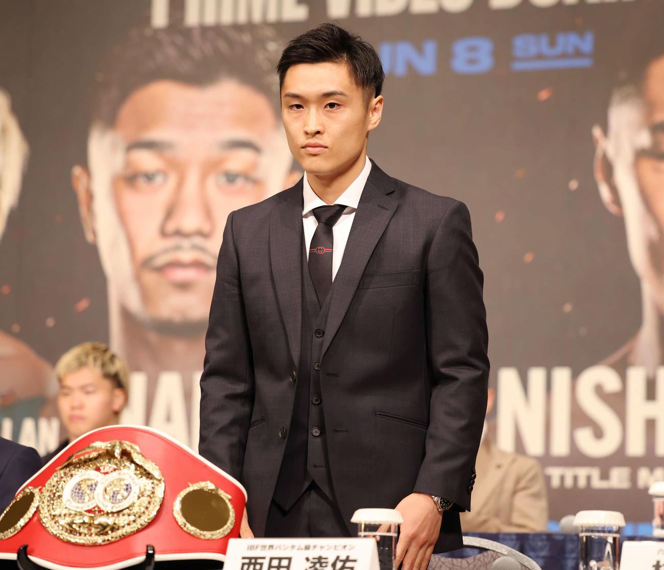 記者会見で紹介を受ける、バンタム級IBF王者西田選手（撮影・増田悦実）