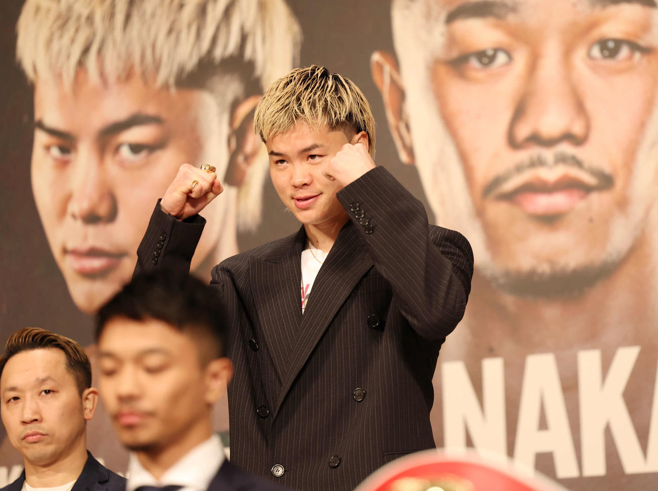 記者会見の自己紹介でガッツポーズをするバンタム級那須川選手（撮影・増田悦実）