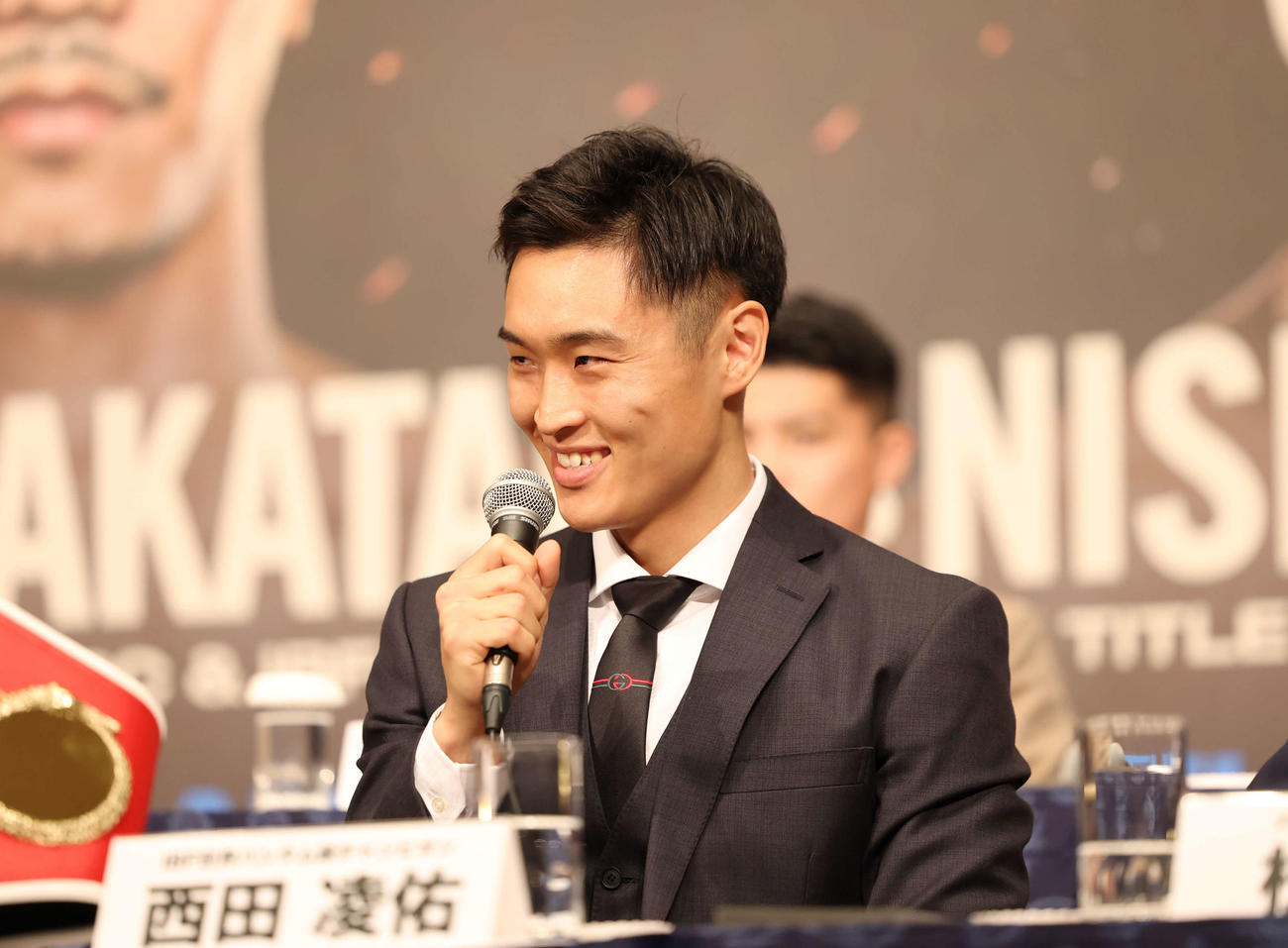 記者会見で笑顔で話す、バンタム級IBF王者西田凌祐選手（撮影・増田悦実）