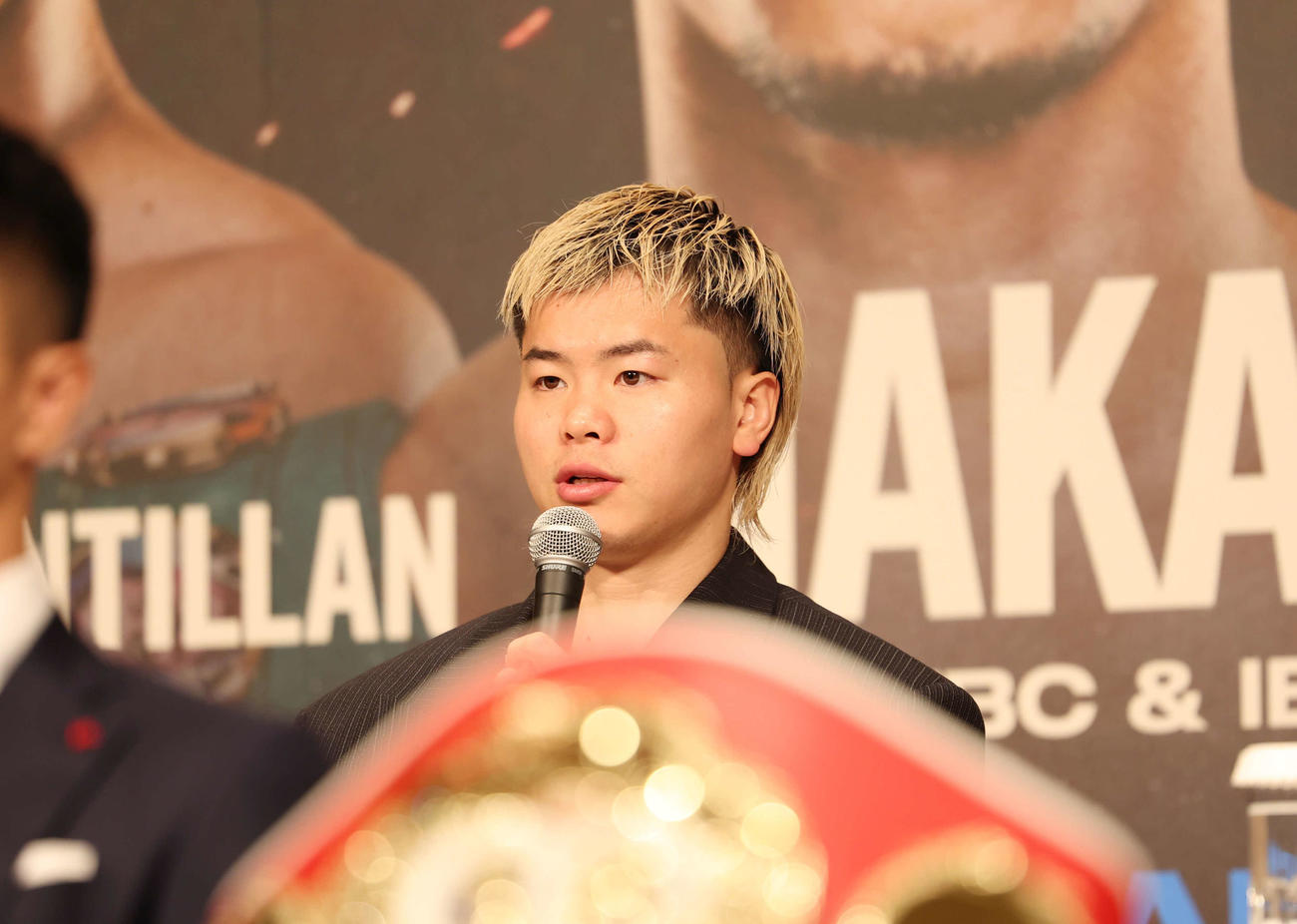 記者会見であいさつをするバンタム級那須川選手（撮影・増田悦実）