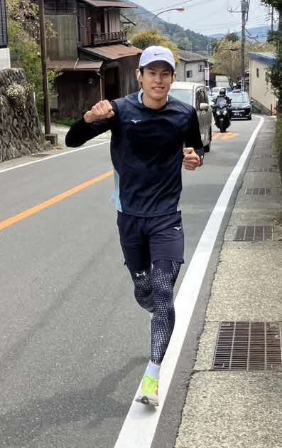 5月28日の世界初挑戦に向け、箱根駅伝の5区コースの山道を走るIBF世界スーパーフェザー級3位力石政法（大橋ジム提供）