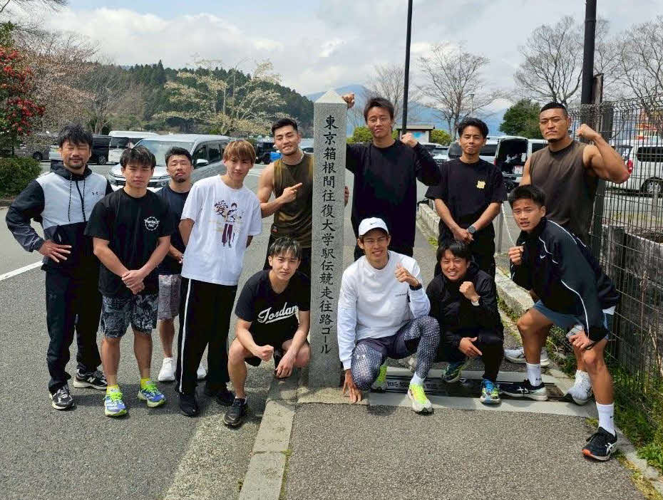 箱根駅伝の5区コースを激走し、走りこみ合宿を打ち上げた大橋ジム勢メンバー（大橋ジム提供）