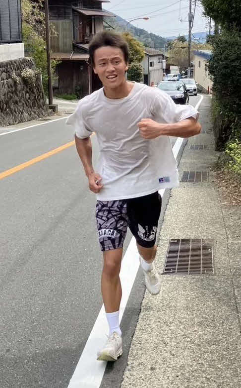 走りこみ合宿で激走する史上初の高校8冠を含むアマ10冠で日本ライト級3位の今永虎雅（大橋ジム提供）